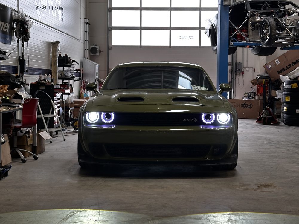 Roheline Dodge Challenger RACETUNE töökojas